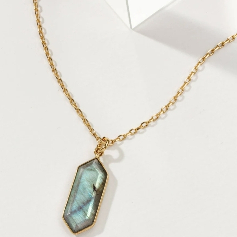 Elegant Gold and Blue Pendant Necklace